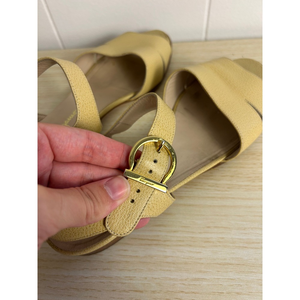Salvatore Ferragamo Sandals Women 9 B Yellow Pebble Calf Flat Italian old money - Picture 4 of 9